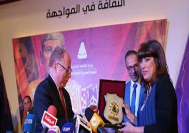 الروائية مي خالد تتسلم الجائزة من وزير الثقافة حلمى النمنم